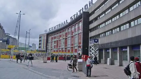 Alarm na dworcu, ludzie ewakuowani