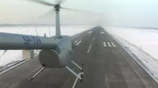 Błękitny 24 nad pasem startowym w Modlinie