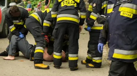 Strażacy unieruchomili napastnika i wezwali policję