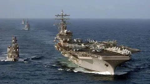 USS Ronald Reagan, oddany do użytku w 2003 roku, jest drugim najnowszym amerykańskim lotniskowcem. Na nagraniu lotniskowiec USS Carl Vinson wraz z eskortą