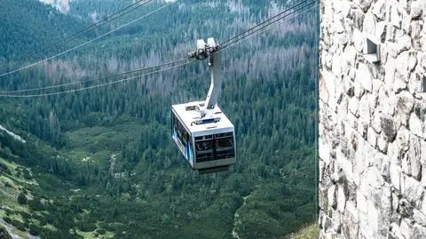 The storm caused the cableway to break down. 200 people were left stuck up Kasprowy Wierch