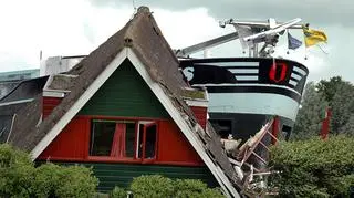 Ponad stumetrowy statek uderzył w letniskowy dom na północy Holandii. W domu spało małżeństwo z dwójką dzieci. Nikt nie został ranny. (APTN)