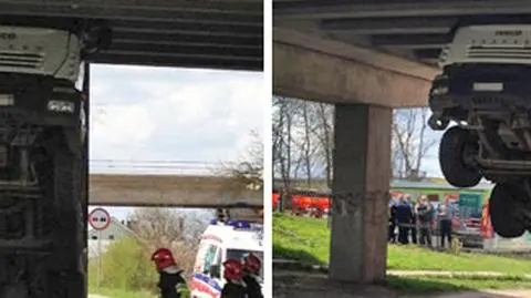 Jechał z otwartą wywrotką. Efekt? Utknął pod mostem