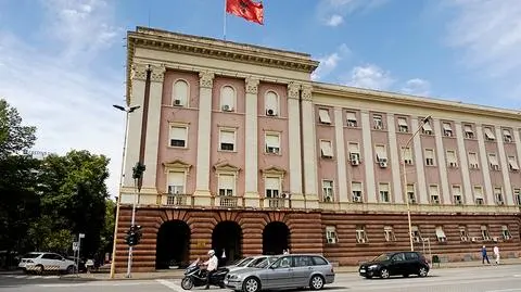 Albańscy deputowani i mer bez mandatu. Za przeszłość kryminalną