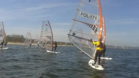 „Windsurfing to nie stanie na desce”. 
W Sopocie otworzyli sezon regatami