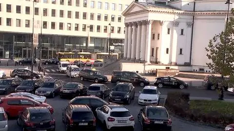 Polish taxi drivers have staged protests demanding equal rules for themselves and drivers of app-based car firms such as Uber