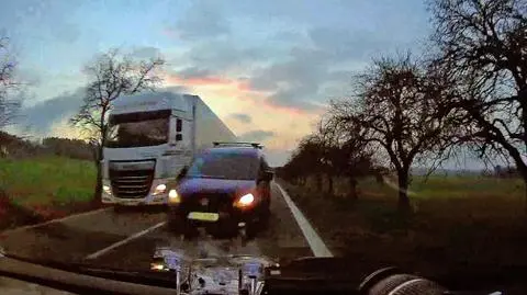 Zderzenie z radiowozem w Czechach. Kierowca wyprzedzał na wzniesieniu