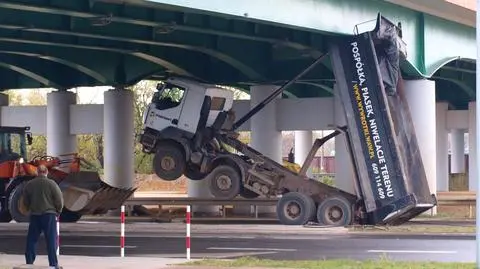 Nie zmieścił się pod wiaduktem...