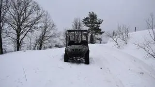 Mężczyźni rozbili i porzucili quada