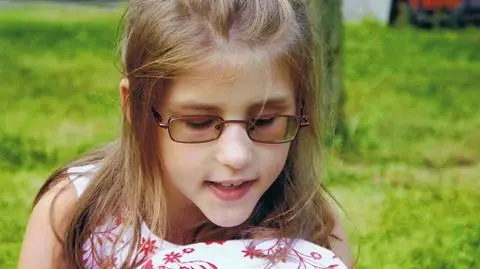 Zbierają na operację dla Klaudii. Dziewczynka traci wzrok 