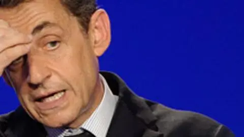 Sarkozy chce "wśliznąć się jak mysz przez dziurkę"