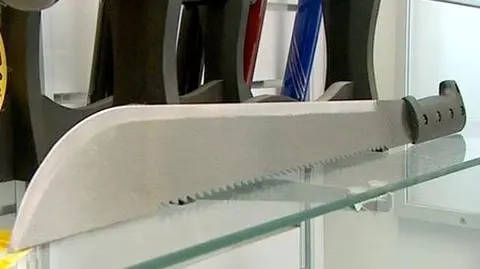 Trzymał, a kolega uderzał maczetą