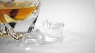 Polacy coraz częściej sięgają po alkohol 