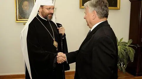 Arcybiskup Światosław Szewczuk z wicemarszałkiem Senatu Bogdanem Borusewiczem [na nagraniu: Arsenij Jaceniuk, były premier Ukrainy; materiał z 17.03.2018 r.]