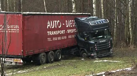 Karambol 12 samochodów.
Droga była oblodzona