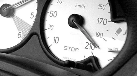 Koszmar kierowcy. Przez godzinę pędził 200 km/h z zablokowanym gazem 