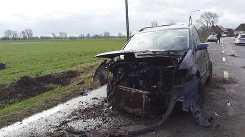 Kradzionym autem do rowu. Nie żyje pasażer. Uciekali przed policją