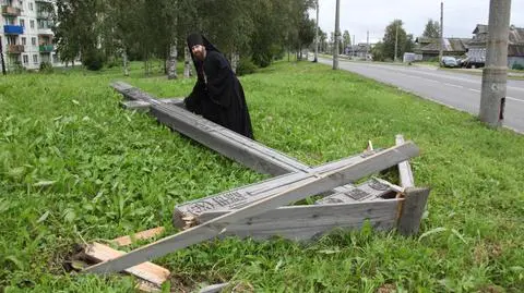 Ścinają krzyże w Rosji. Femen popiera i nawołuje