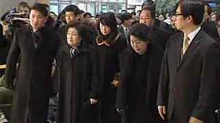 26.12|Dwie delegacje Korei Południowej wspólnie przekroczyły w poniedziałek granicę z Koreą Północną, aby okazać szacunek zmarłemu dyktatorowi, Kim Dzong Ilowi. Wśród przybyłych do Phenianu była m.in. Lee Hee-ho, 89-letnia wdowa po prezydencie Korei Południowej Kim Dae-jungu oraz Hyun Jung-Eun, 56-letnia przewodnicząca grupy przemysłowej Hyundai. (APTN/Reuters)