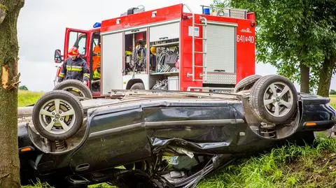Stracił panowanie nad autem. Nie przeżył uderzenia w drzewo