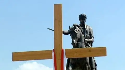 Krzyż sprzed Pałacu - co partia, to pomysł