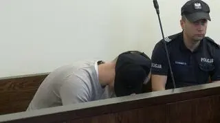 Mężczyzna w sądzie krył się przed kamerami za czapką