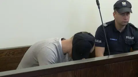 Mężczyzna w sądzie krył się przed kamerami za czapką