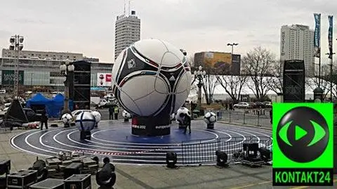 Piłka gigant w centrum miasta