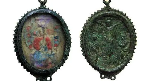 Stary cmentarz pełen skarbów