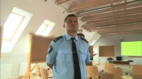 Funkcjonariusz straży miejskiej wyglądający jakby myślał