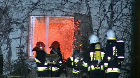 Jaworzno. Pożar na złomowisku, butle z gazem w ogniu