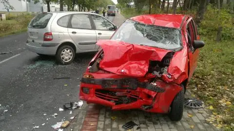 Zderzenie osobówek i autobusu. Dwie osoby ranne