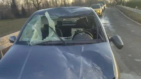 Kaniów. Bryła lodu zsunęła się z ciężarówki na samochód