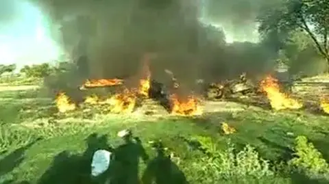 Ludzie odciągnęli pilota od płonącego wraku myśliwca