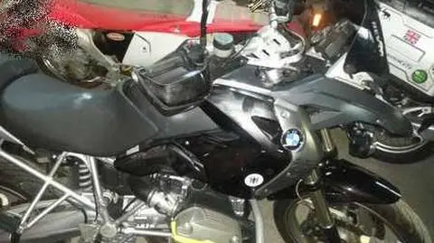 Motocykle, samochód i śnieżny quad w "dziupli"