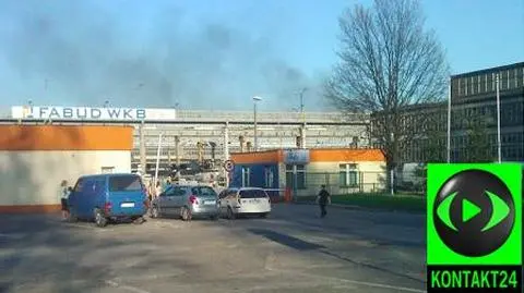Pali się hala pełna odpadów