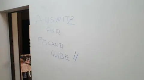 "Auswitż for poland guide!!" na drzwiach włoskiego przewodnika po obozie