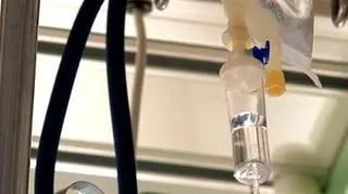 Dla chorych na nowotwory brakuje leków. Urzędnicy tłumaczą, że firma farmaceutyczna wstrzymała produkcję leków (Fakty TVN)