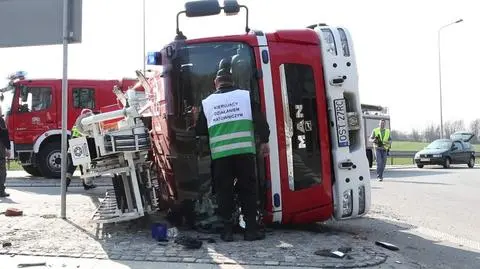 Wóz strażacki jechał do pożaru, po drodze miał wypadek