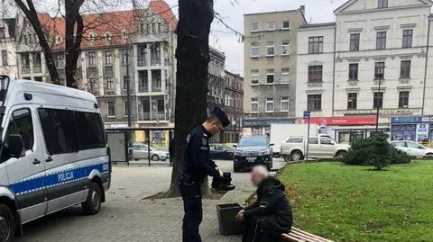 Policjant oddał na ulicy buty mężczyźnie