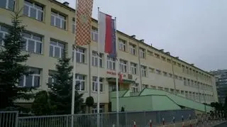 Kilkaset osób zostało ewakuowanych, a 21 hospitalizowano. Uczniowie Zespołu Szkół Sportowych w Lubinie (Dolny Śląsk) podczas apelu zaczęli mdleć. Wśród poszkodowanych jest 19 dzieci.