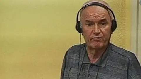 Mladić robi wszystko, by uniknąć sądu