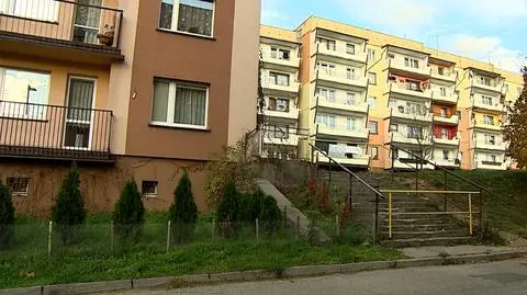 W Wojkowicach zamiast naprawić schody, zakazano ich używania