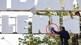 Czyszczą "Lenina" flagą?