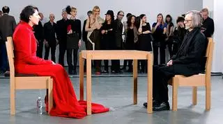Marina Abramović w trakcie performansu "The Artist Is a Present"