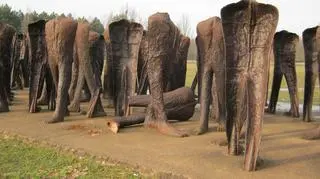 Wandale zniszczyli jedną z figur
