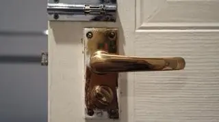 Drzwi trzeba było wyważyć