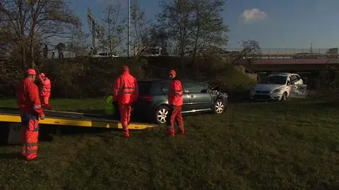 Dwa auta po zderzeniu spadły ze skarpy