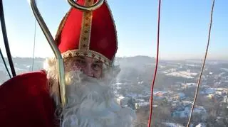 Renifery w tym roku odpoczywają w Laponii. Święty Mikołaj do, a raczej nad Wieliczkę, przyleciał jak nigdy wcześniej niebieskim balonem. 

