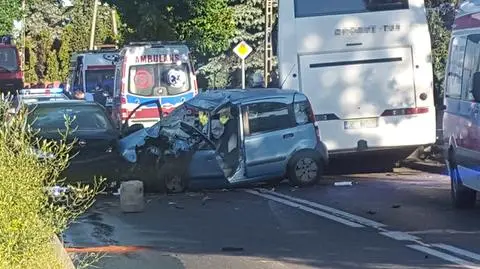 Samochód osobowy zderzył się z autobusem, kierująca nie żyje